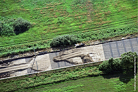 Vista a volo d'uccello dell'installazione di una geogriglia ecologica Fortrac T realizzata in PET riciclato al 100% per il rinforzo sostenibile del terreno